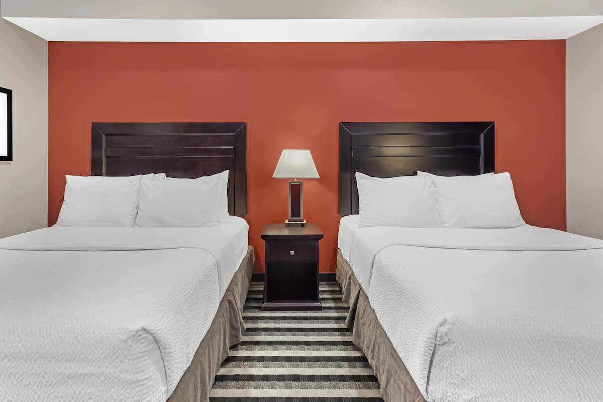 Chambre Standard, 2 grands lits, non-fumeur, réfrigérateur et four à micro-ondes