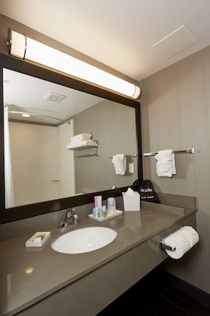 Designer toiletries, hair dryer, towels, soap - Best Western Plus Meridian Hotel (Lloydminster)