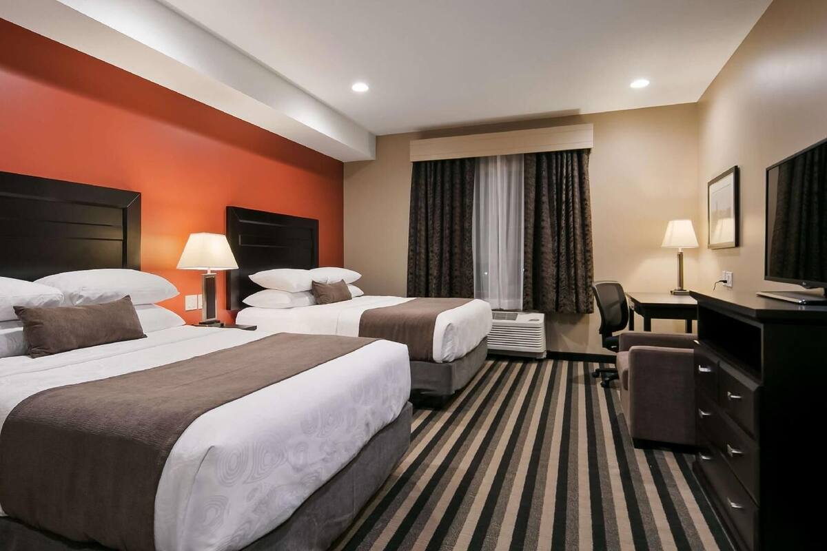 Ropa de cama de alta calidad, colchones con pillow-top y escritorio 