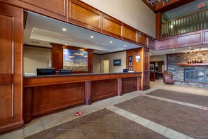 Lobby - Best Western Plus Meridian Hotel (Lloydminster)