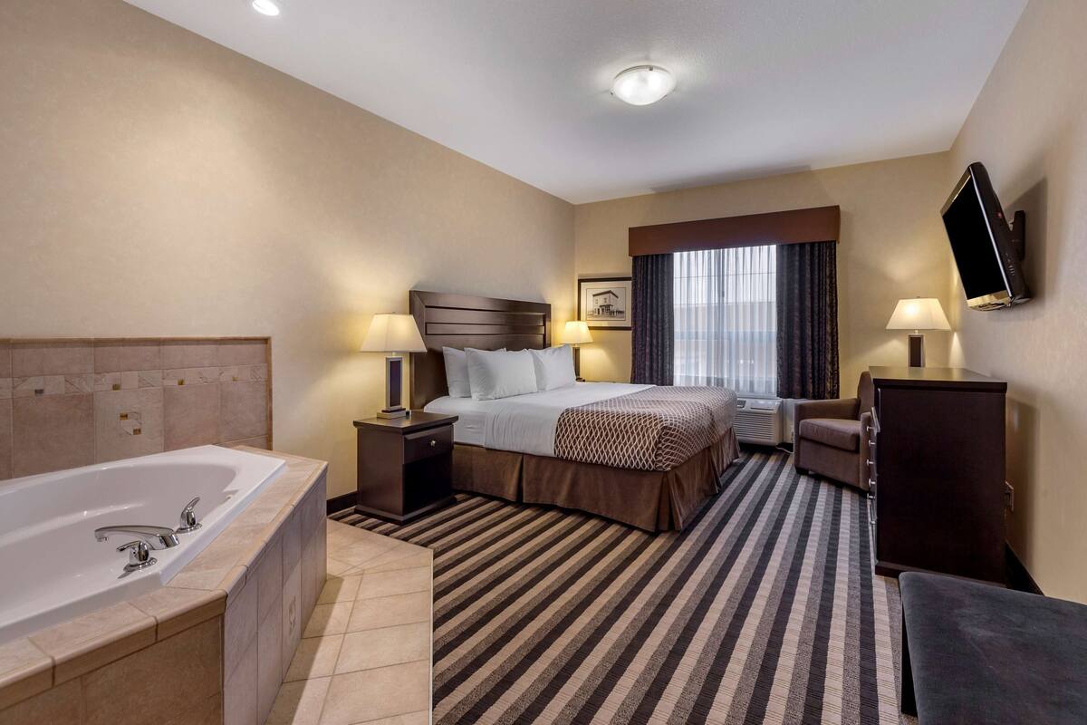 suite, 1 king bed, non smoking, jetted tub | premium bedding, pillow-top beds, desk, laptop workspace