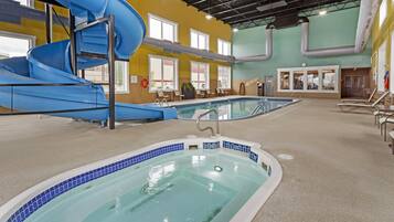Una piscina cubierta