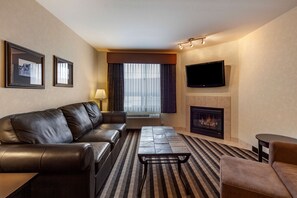 Premium bedding, pillowtop beds, desk, laptop workspace - Best Western Plus Meridian Hotel (Lloydminster)
