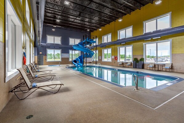 Indoor pool - Best Western Plus Meridian Hotel (Lloydminster)