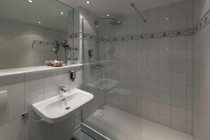 Kahden hengen superior-huone | Kylpyhuone | Ilmaiset hygieniatuotteet, hiustenkuivaaja, kylpytakit, pyyhkeet