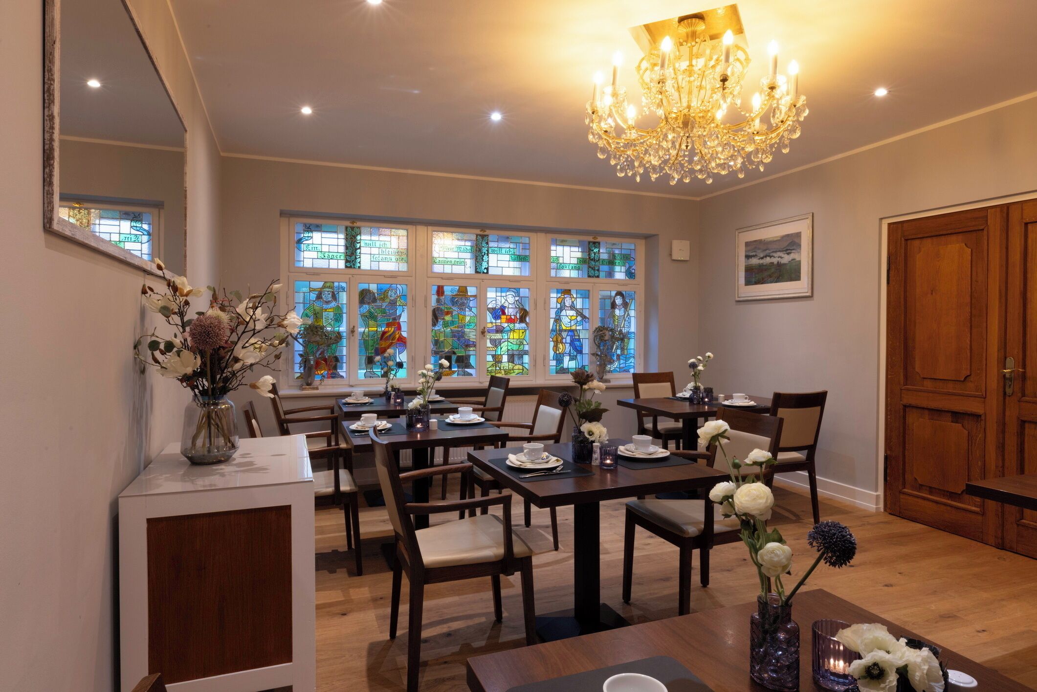 อาหารเช้าแบบบุฟเฟ่ต์ทุกวัน (EUR 19.90 ต่อคน)