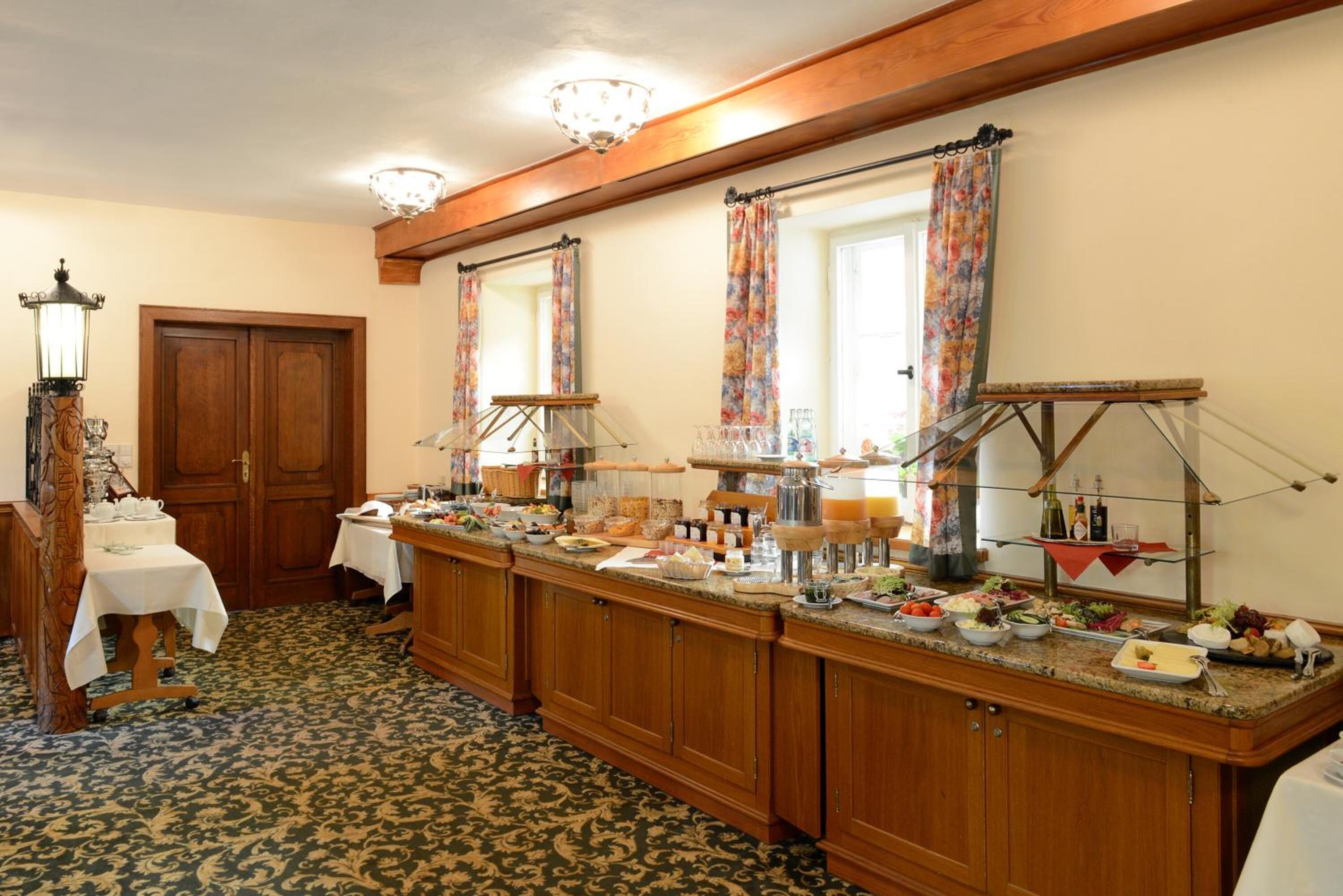 lunch, dinner served; regional cuisine, garden views