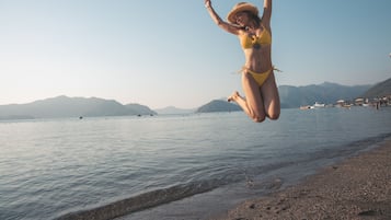 Playa privada en los alrededores, camastros y sombrillas