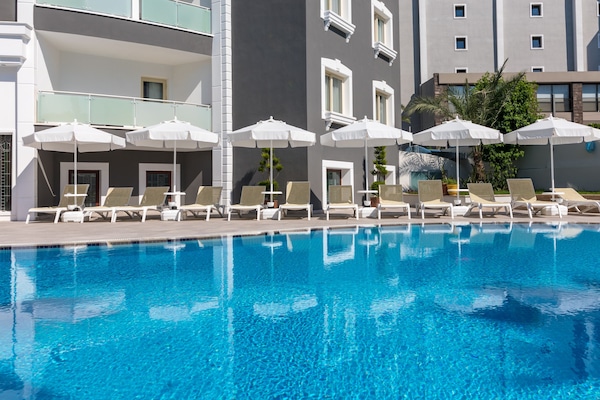 Piscine couverte, piscine extérieure (ouverte en saison)