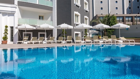 Una piscina techada, una piscina al aire libre de temporada