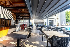 Bar à beira da piscina