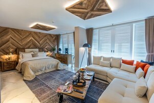 Premium Suite | Minibar, in-room safe, soundproofing, free WiFi