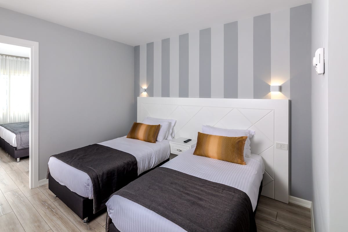 Chambre quadruple familiale | 1 chambre, minibar, coffre-fort, systĂšme dâinsonorisation