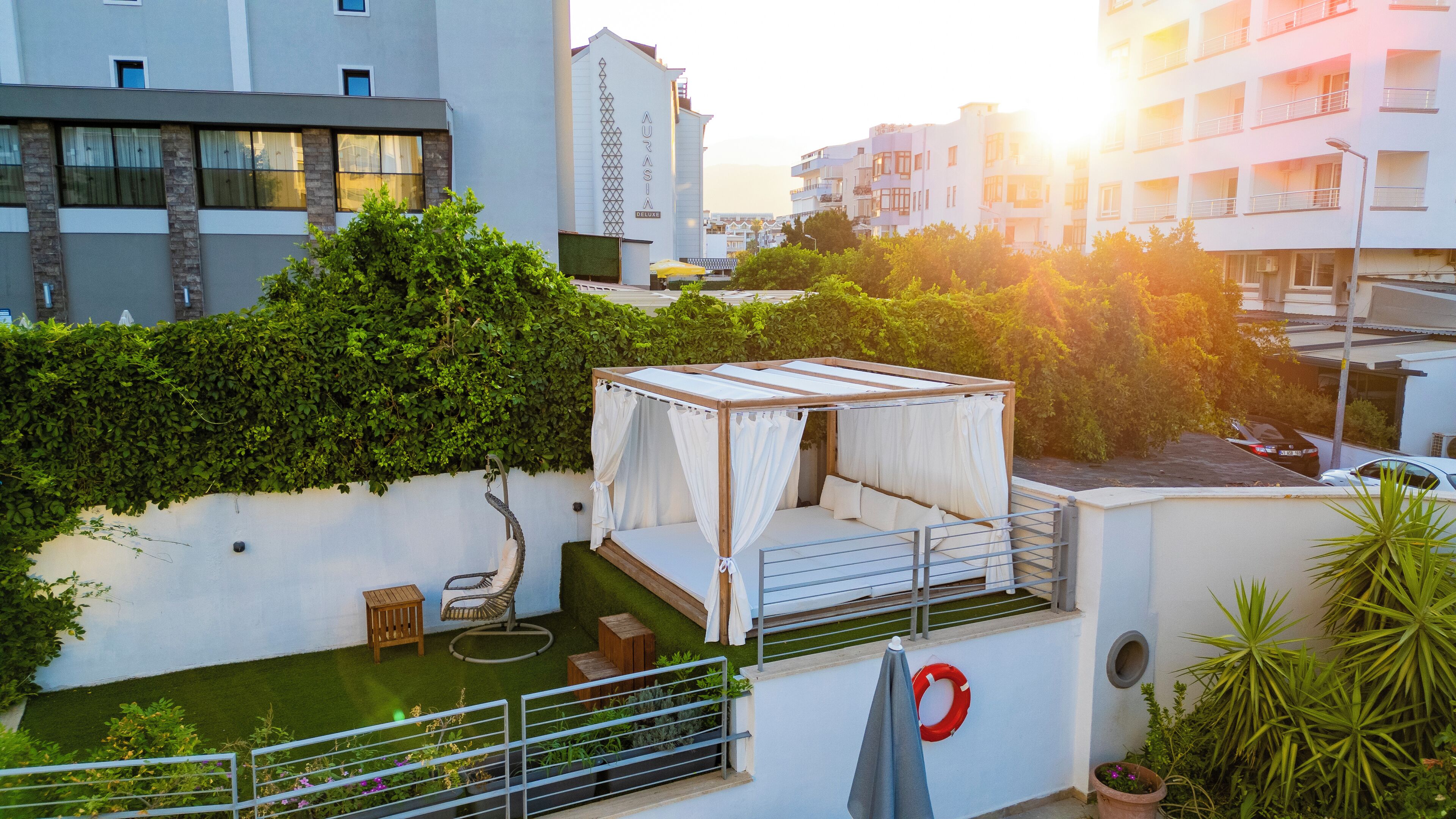 室内游泳池，季节性开放的室外游泳池，08:00 至 19:00 开放, 池畔遮阳伞, 日光浴躺椅