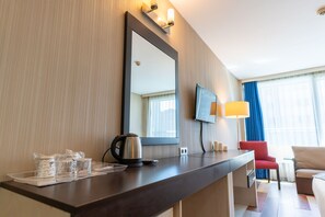 Standard Triple Room | Minibar, in-room safe, desk, rollaway beds