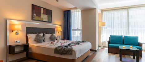 Habitación individual estándar | Minibar, caja de seguridad en la habitación, escritorio y camas extra