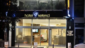 Entrada de un hotel con un cartel que dice "hotel ketenci" y la marca "LAZ hotel".