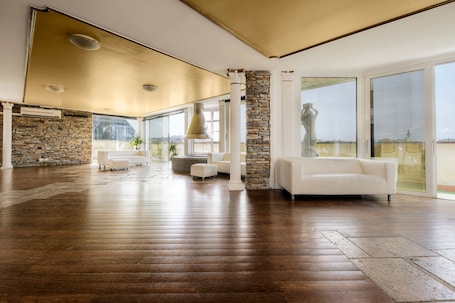 Interior. Colony Hotel