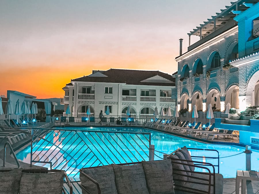 Innenpool, Außenpool (je nach Saison geöffnet), Sonnenschirme