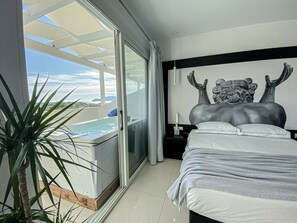 Suite superior, bañera de hidromasaje | 1 dormitorio, colchones con acolchado adicional, minibar y caja fuerte