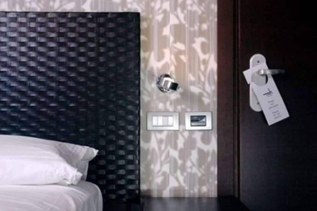 Seprai premium, selimut bulu angsa, minibar, dan brankas