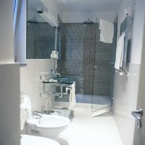 Superior Double Room | Bathroom | Shower, rainfall showerhead, free toiletries, hair dryer - MH Design Hotel (Naples)