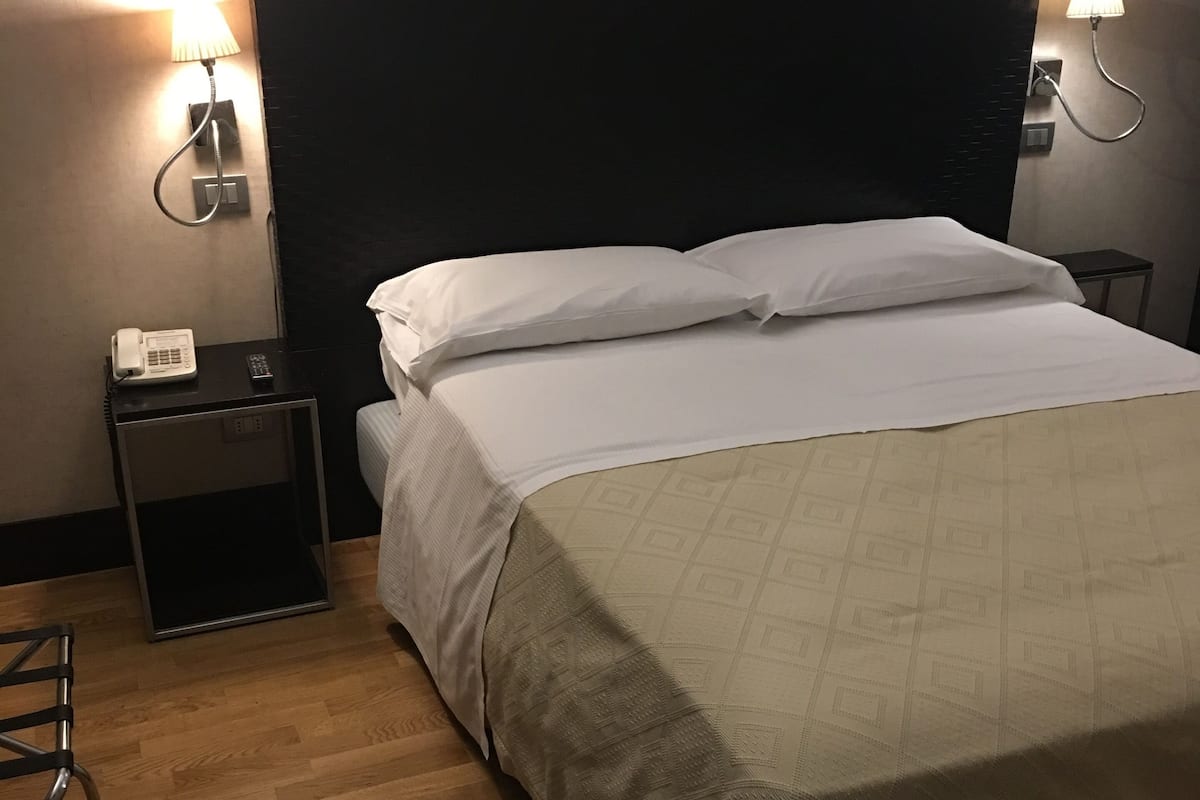 Seprai premium, selimut bulu angsa, minibar, dan brankas