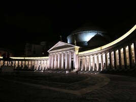 Un edificio imponente con una cupola centrale e un colonnato.