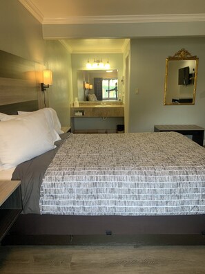 Standard Room, 1 Queen Bed | Desk, free WiFi