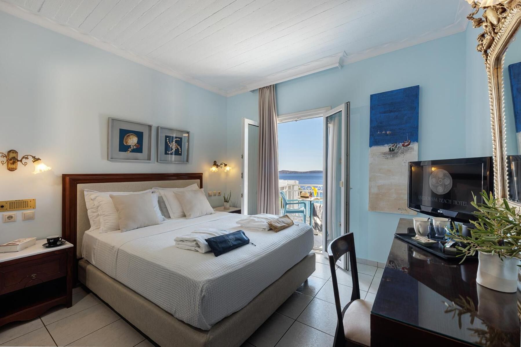 خزنة داخل الغرفة ومكواة/لوح كي وأسرّة أطفال/رضّع (مجانًا)