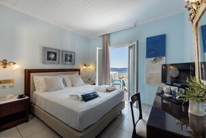 Caja de seguridad en la habitación y tabla de planchar con plancha 