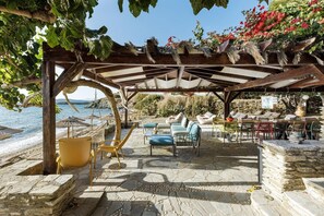 Outdoor dining - Aneroussa Beach (Andros)