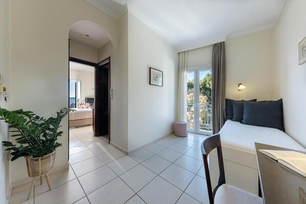 In-room safe, iron/ironing board (on request), cribs (free), WiFi (free) - Aneroussa Beach (Andros)