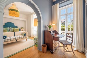 Suite Deluxe with Terrace & Garden View | Tallelokero huoneessa, yksilöllisesti sisustettu, pimennysverhot