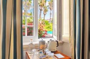 Superior Room with Garden View | Két bảo mật tại phòng, trang trí khác biệt, màn/rèm cản sáng 