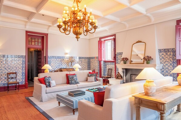 Lobby sitting area - Pergola Boutique Hotel (Cascais)