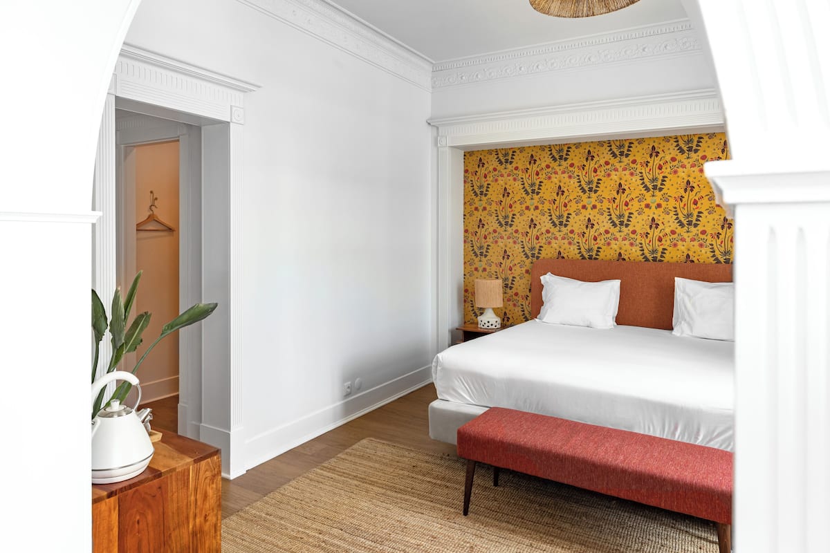 Suite Deluxe with Terrace & Garden View | Een kluis op de kamer, individueel gedecoreerd, verduisterende gordijnen
