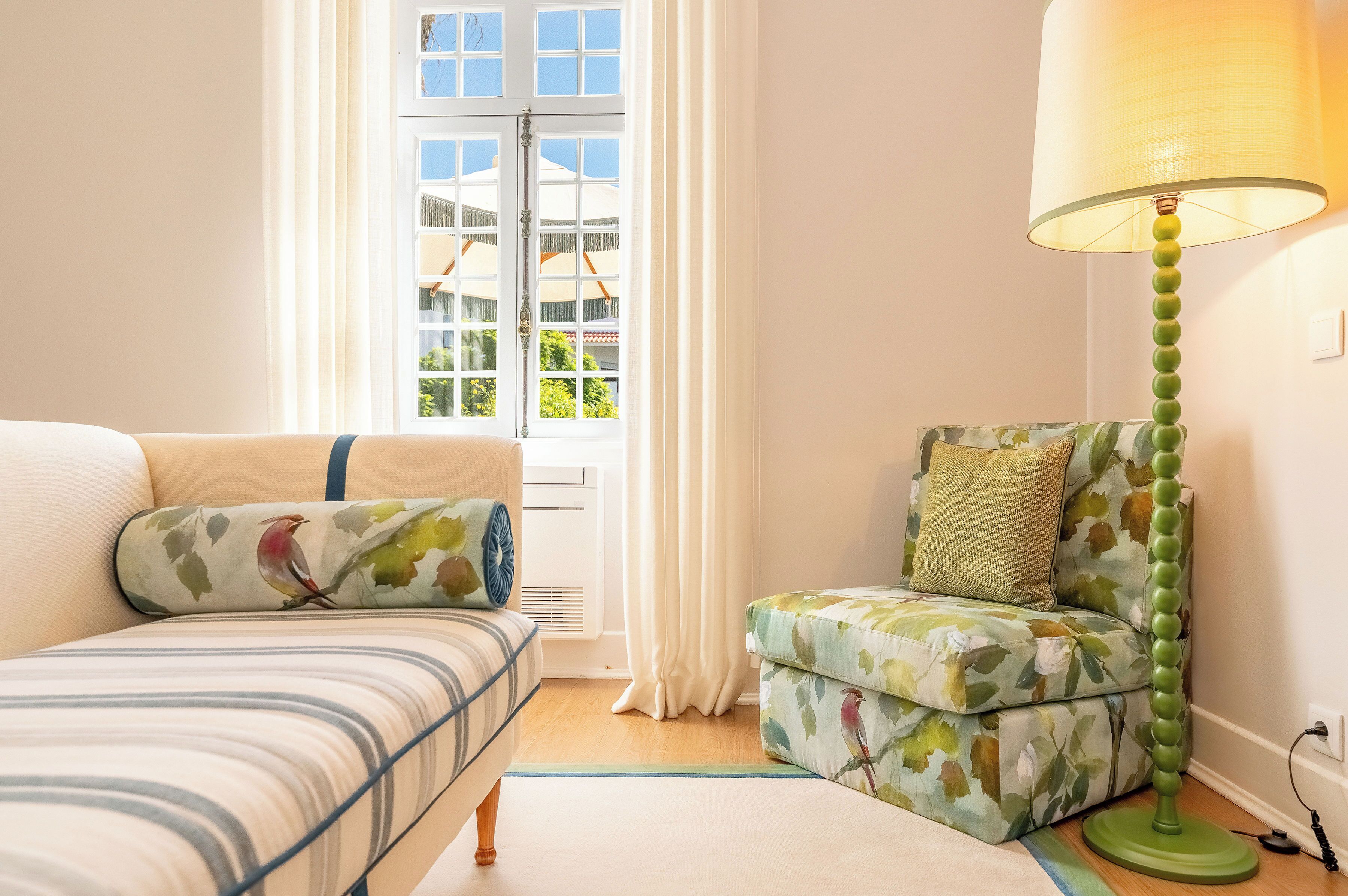 Suite Deluxe with Terrace & Garden View | Öryggishólf í herbergi, sérhannaðar innréttingar, myrkratjöld/-gardínur