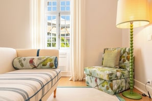 Suite Deluxe with Terrace & Garden View | Caja de seguridad en la habitación y decoración personalizada