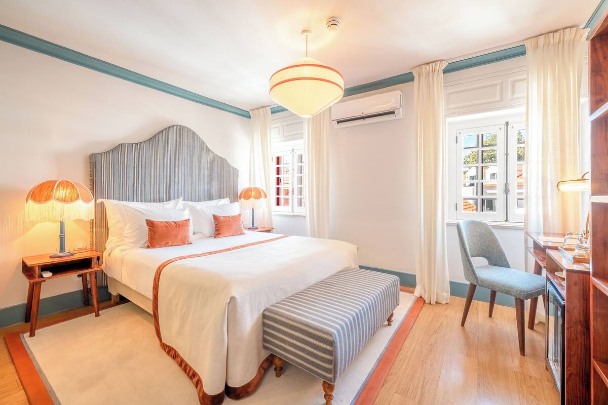 Standard Room | Minibar, in-room safe, blackout drapes, WiFi (free)