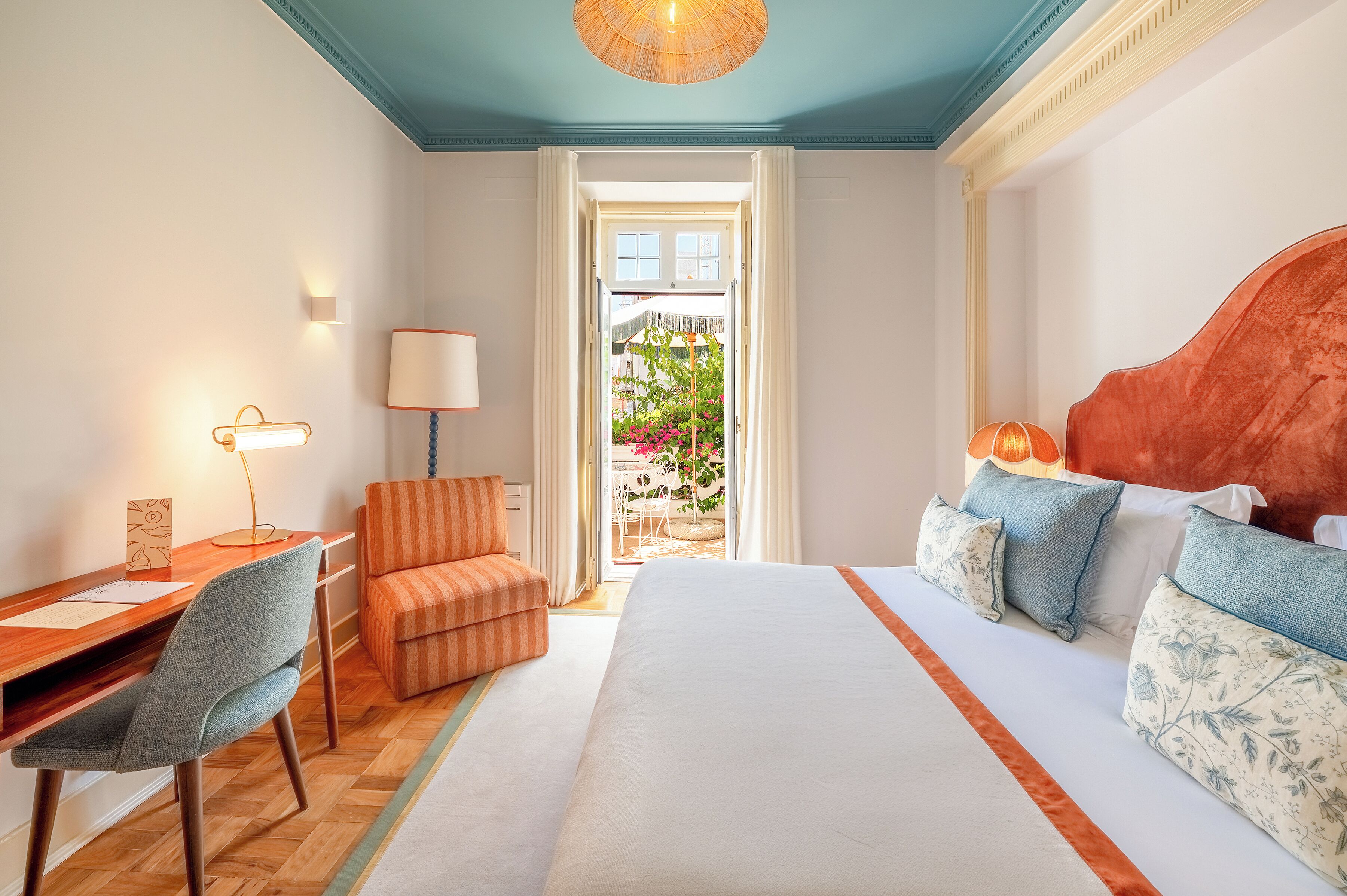 Deluxe Room with Terrace & Garden View | Cofres nos quartos, individualmente decorados, cortinas blackout