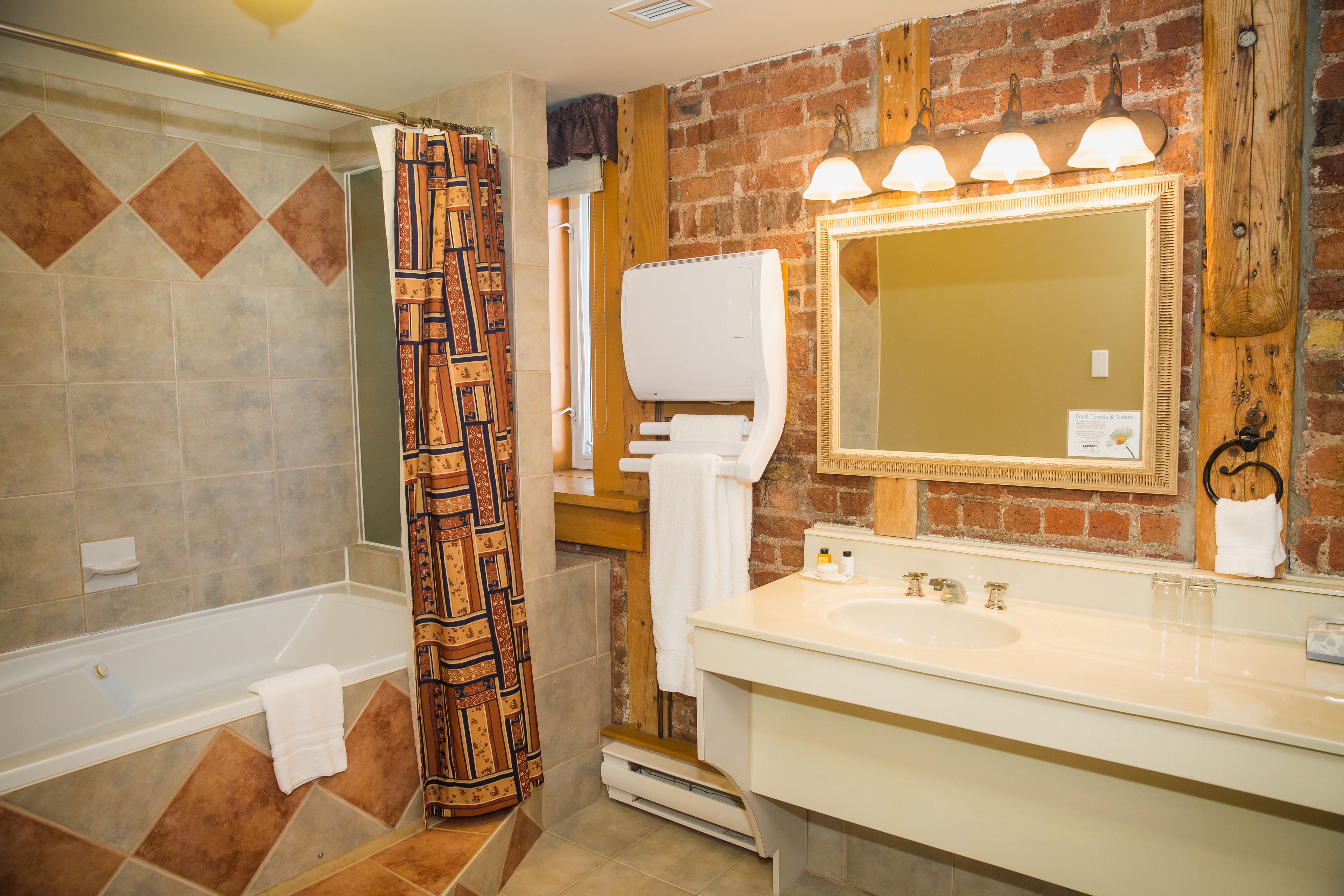 standard room, 1 queen bed | bathroom | combined shower/bathtub, jetted bath, hair dryer, towels