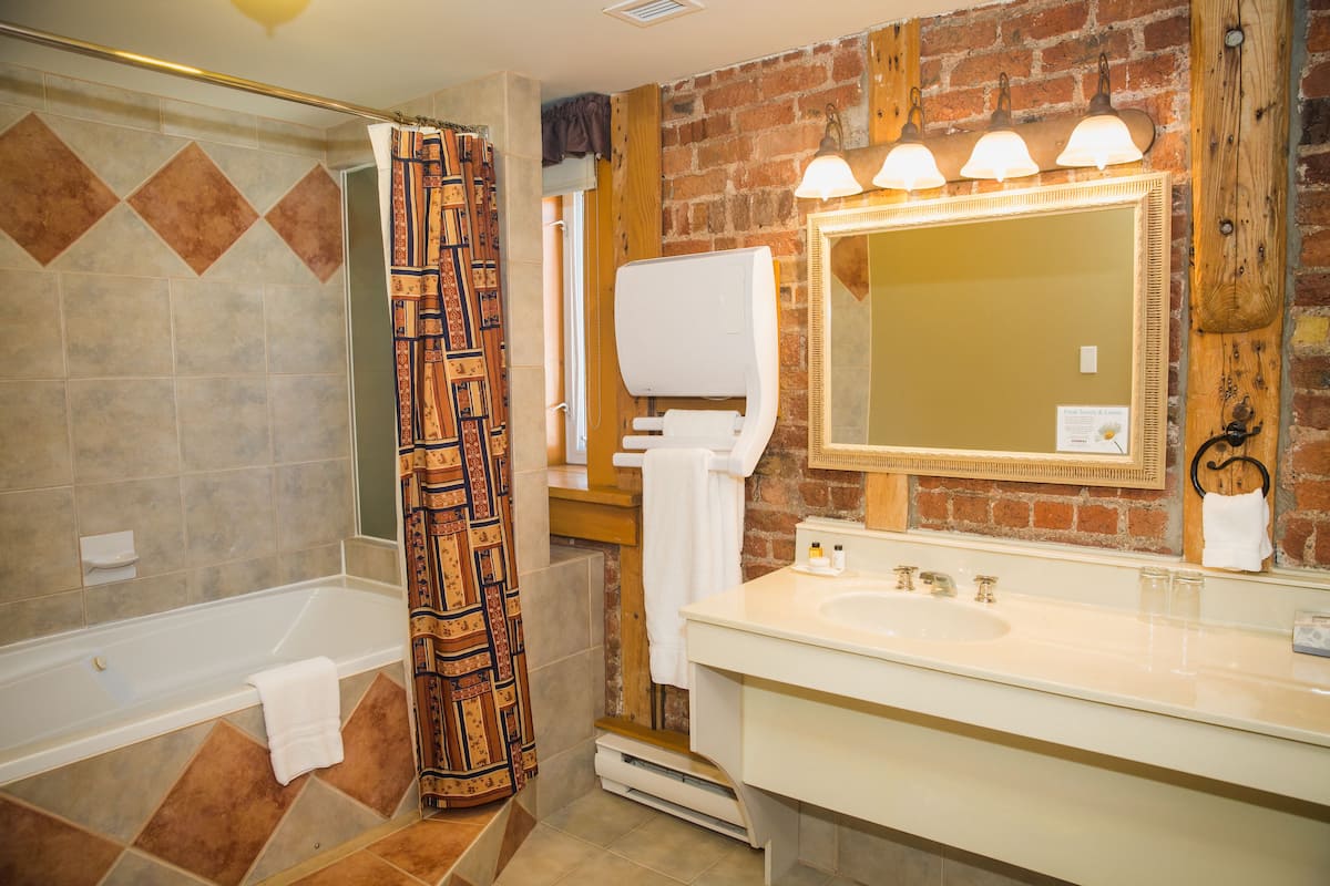 standard room, 1 queen bed | bathroom | combined shower/bathtub, jetted bath, hair dryer, towels