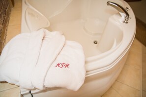 Executive Room, 1 King Bed | Private spa tub