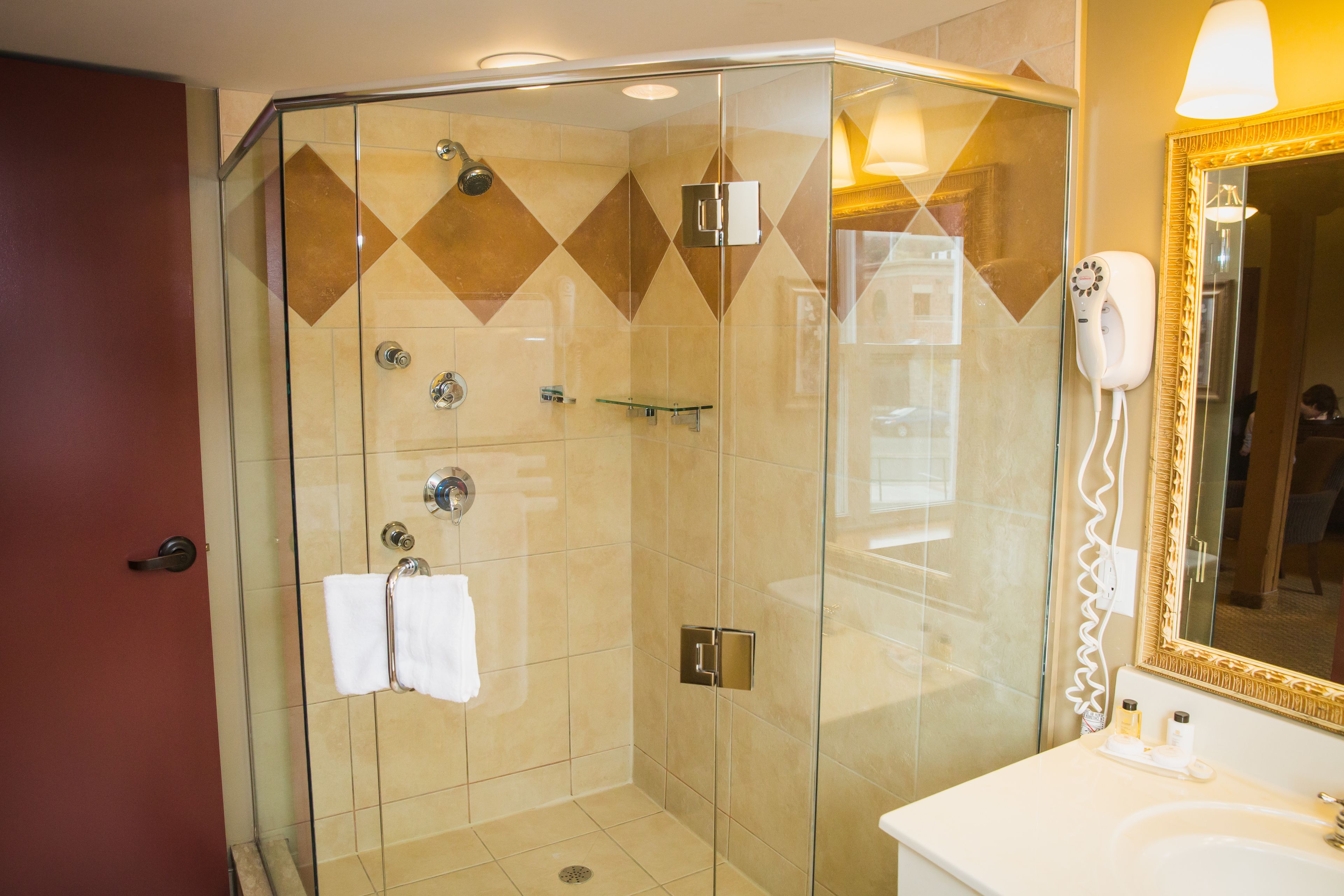 executive room, 1 king bed | bathroom shower