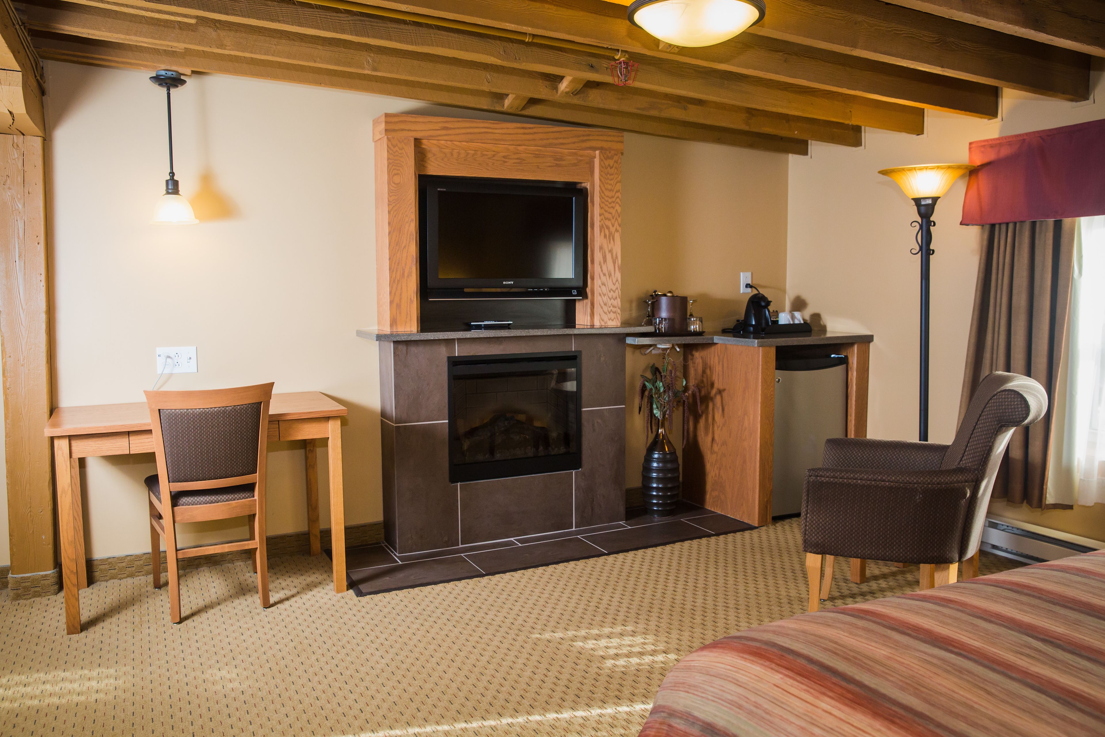 Signature Room, 1 King Bed | Premium bedding, desk, blackout drapes, iron/ironing board