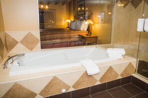 Signature Room, 1 King Bed | Deep soaking bathtub - The Murray Premises Hotel (St. John's)