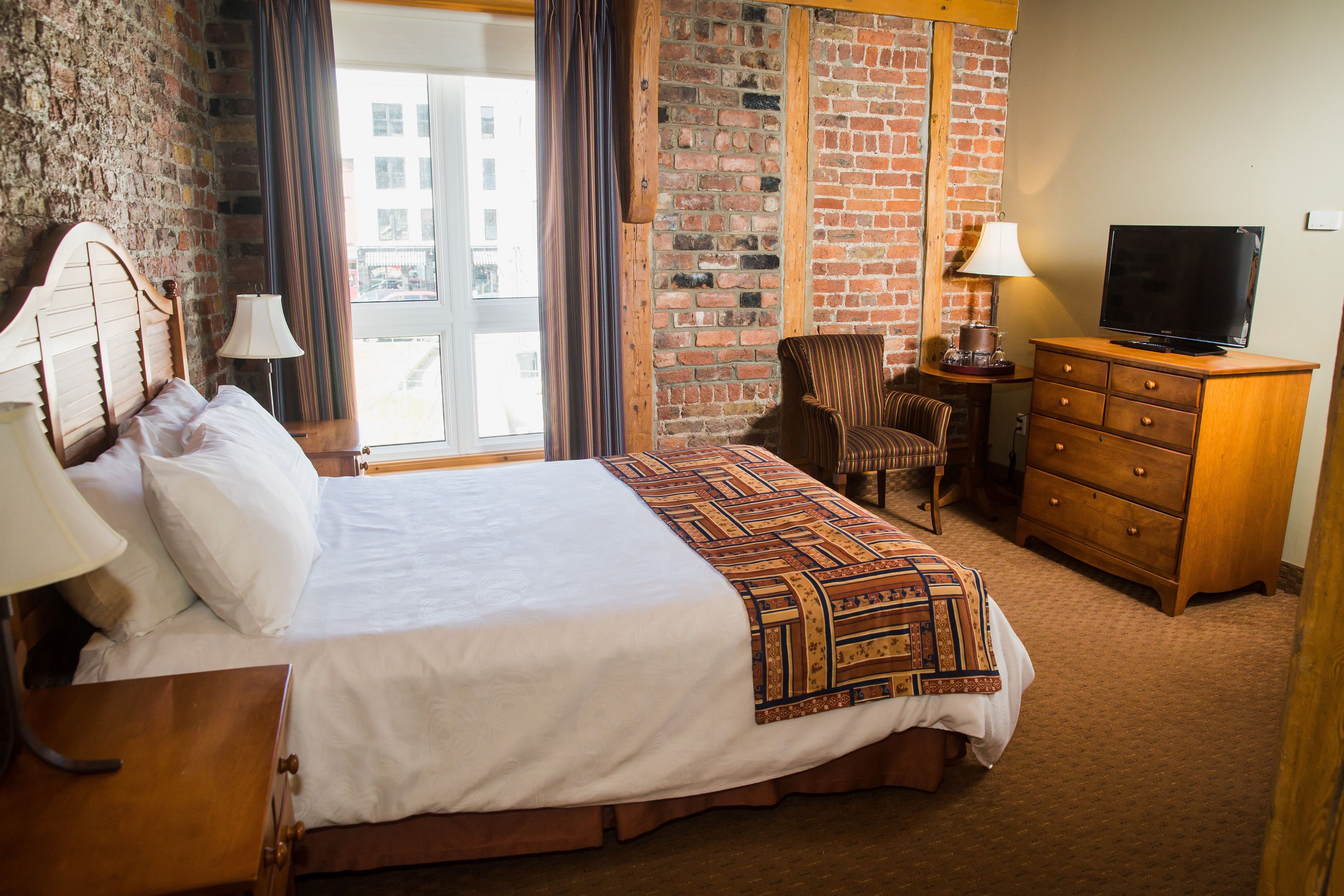 standard room, 1 queen bed | premium bedding, desk, blackout curtains, iron/ironing board