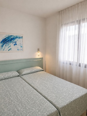 In-room safe, iron/ironing board, free cots/infant beds, free WiFi - Apartamentos Los Tulipanes (Tías)
