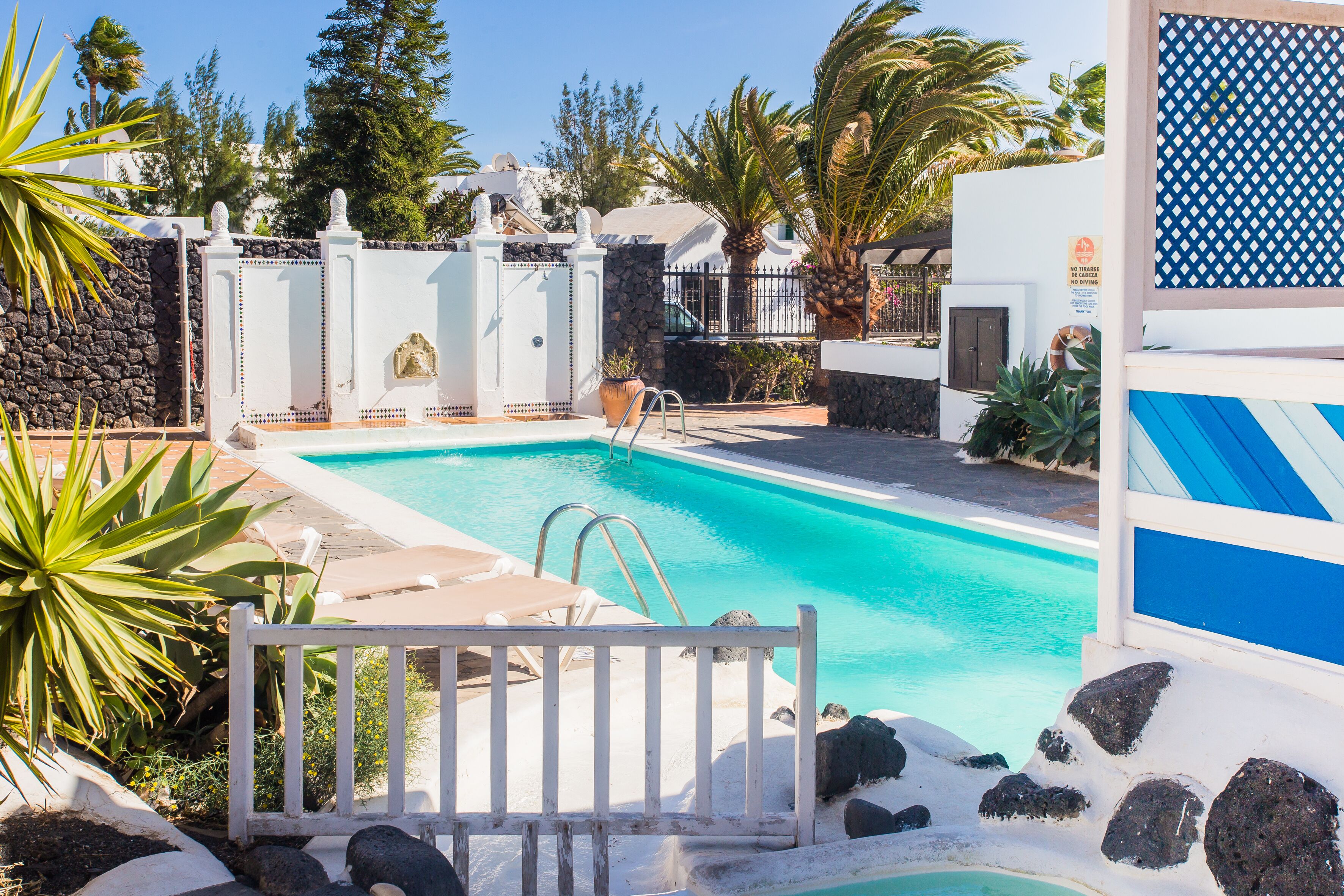 2 outdoor pools, pool loungers